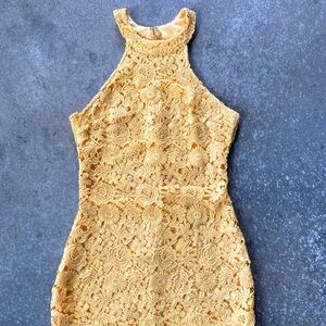 Lulu’s yellow lace dress